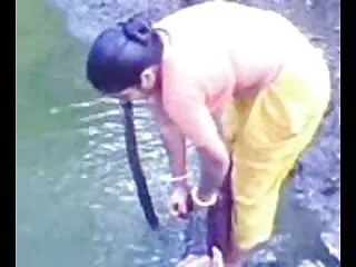 বেয়ার ব্যাক, বেঙ্গলি সেক্সি মোজা, মেয়ে হিজড়া